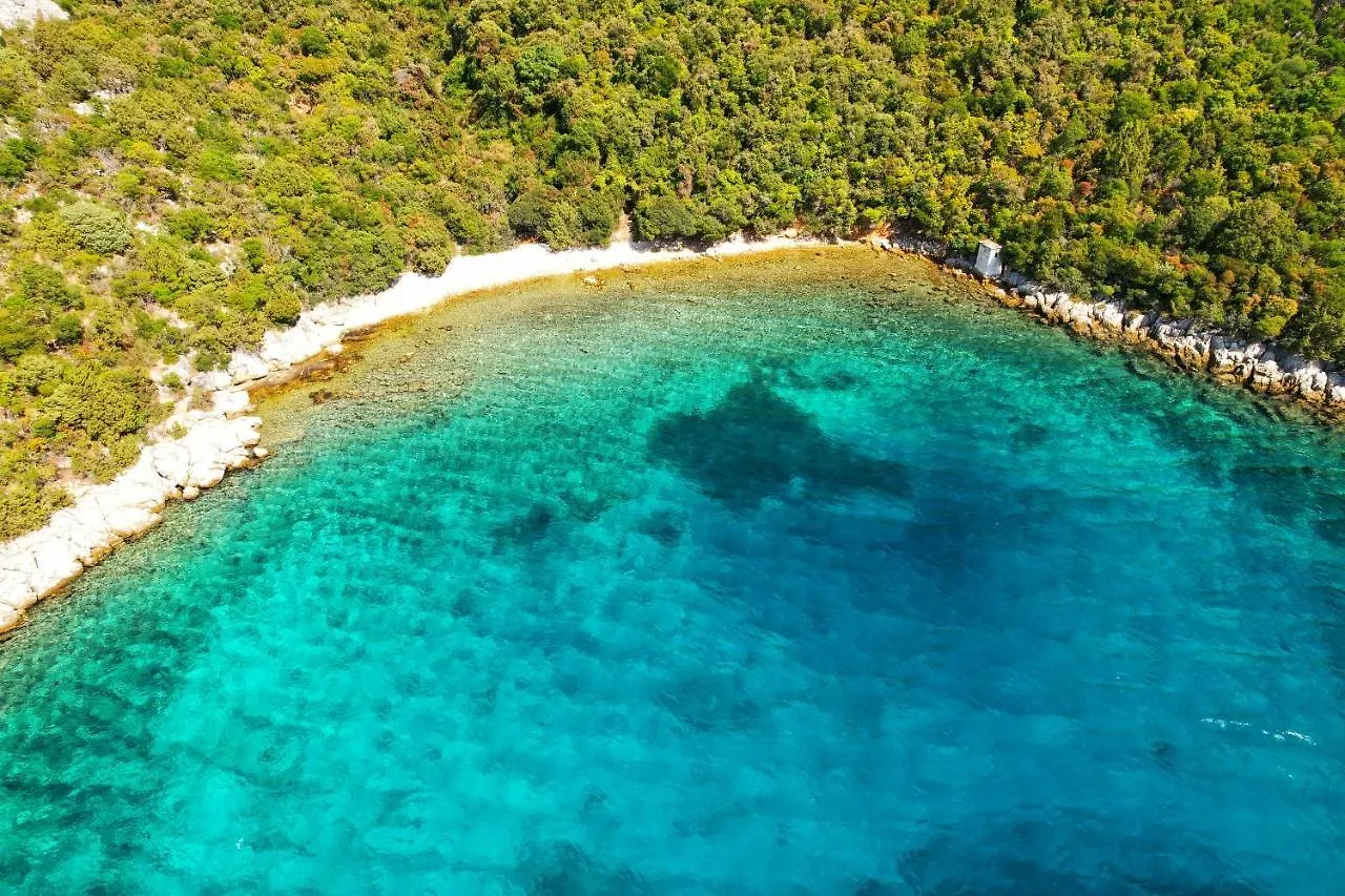 Sea Breeze Suite - Beachfront Kali 0*,  Croatia